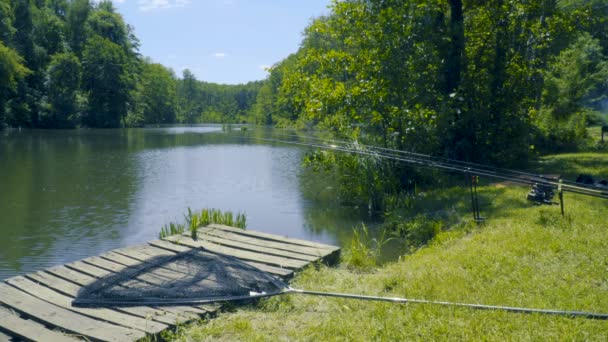 Equipamentos de pesca no rio — Vídeo de Stock