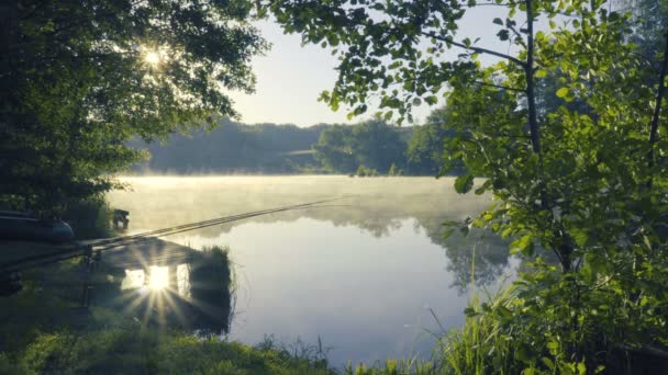 Brouillard sur la rivière au lever du soleil — Video