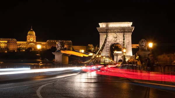 Puente de cadena y palacio Budai por la noche —  Fotos de Stock