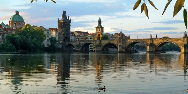 Charles Bridge ao nascer do sol — Fotografia de Stock