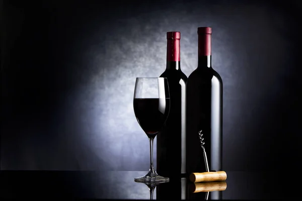 Sklenice na víno a láhve — Stock fotografie