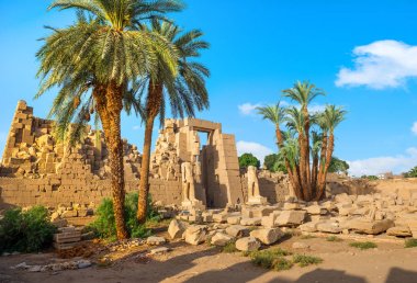 Karnak tapınağındaki harabeler