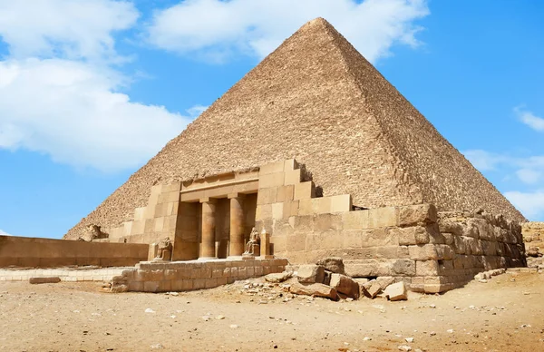 Entrance to the pyramid — Stock Photo, Image