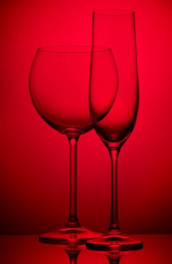 Kırmızı iki şarap kadehi