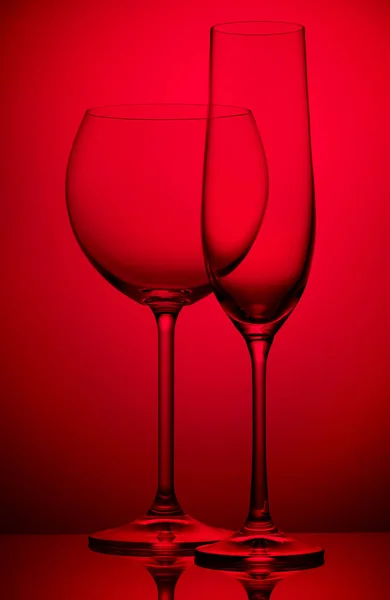 Due bicchieri di vino su rosso — Foto Stock