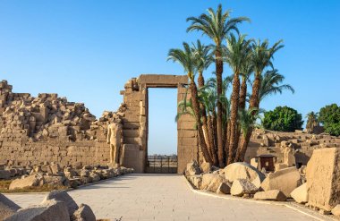 Karnak tapınağındaki harabeler