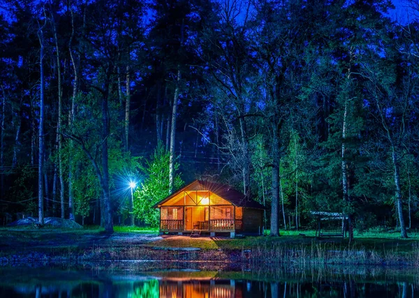 Casa de madeira na floresta — Fotografia de Stock