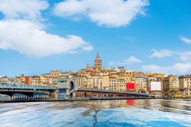 İstanbul'da Galata Kulesi ve Köprü