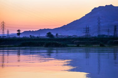 Nil Nehri üzerindeki dağlar