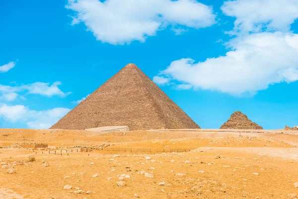 Піраміди і блакитне небо — стокове фото