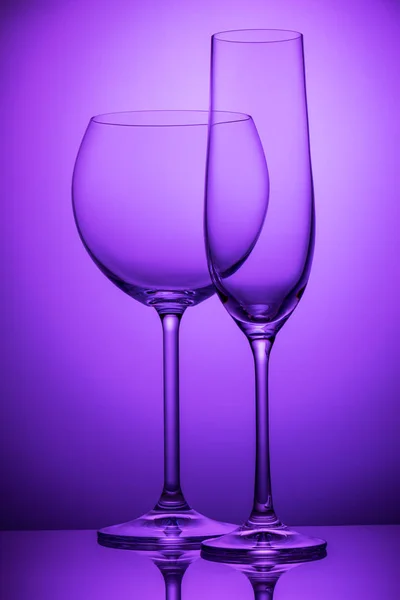 Dvě skleničky na purpurové — Stock fotografie