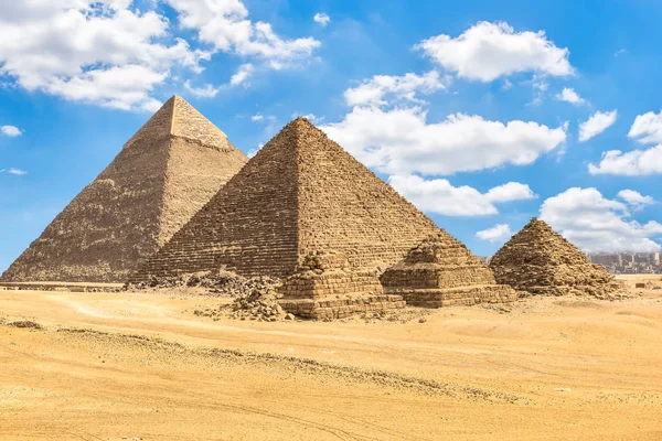 Pyramidy v pharosu a královnách — Stock fotografie