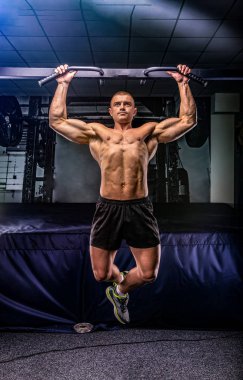 Sporcu yatay bir çubuk üzerinde çeker