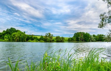 nehir üzerinde bulutlar