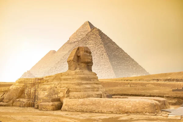 Sphinx et pyramides au coucher du soleil — Photo