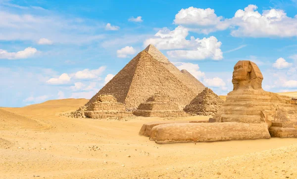 Αρχαίες πυραμίδες και Σφίγγα — Φωτογραφία Αρχείου