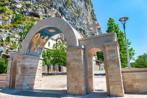 Puertas del monasterio de Ostrog —  Fotos de Stock
