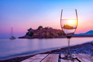 Şarap Kadehi ve Sveti Stefan
