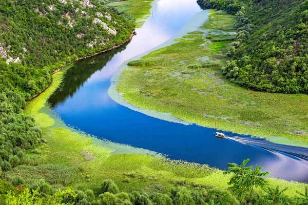 Barco no rio em montanhas — Fotografia de Stock