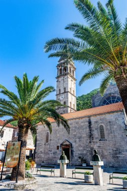 Meydanda St Nickolas kilisesi