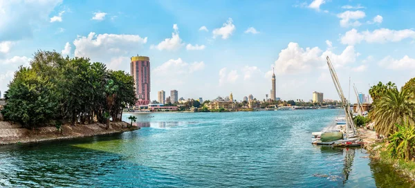 Nil üzerinde Kahire şehir manzarası — Stok fotoğraf
