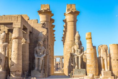 Güneşli bir sabahta Luxor Tapınağında oturan heykeller