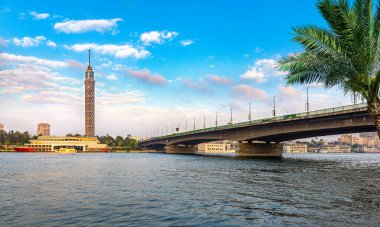 Gün doğumunda Kahire 'deki Nil nehri üzerindeki TV kulesi ve köprü.