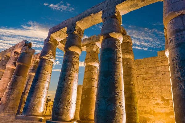 Megvilágított Oszlopok Luxor Temple Naplementekor Egyiptom — Stock Fotó