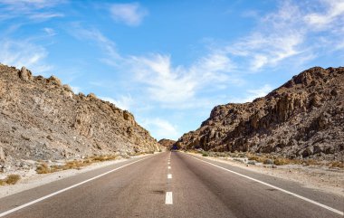 Çöldeki Mısır dağlarında hız otoyolu