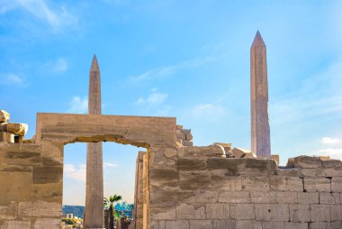 Antik Karnak Tapınağındaki Obeliskler gün doğumunda