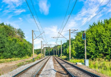 Güneşli yaz gününde Demiryolunda Semaphore