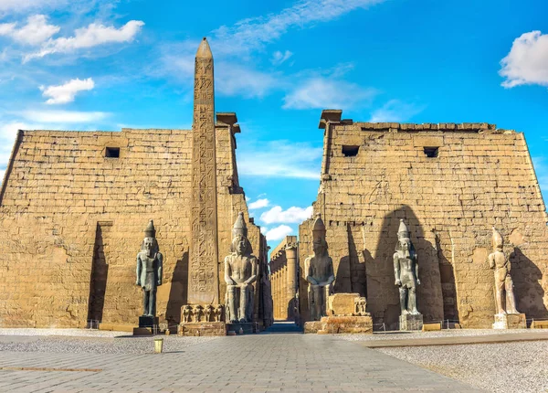 Belépő Egyiptomi Luxor Templom Kék Felhős — Stock Fotó