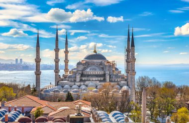 İlkbaharda İstanbul Mavi Camisi ve Boğazı