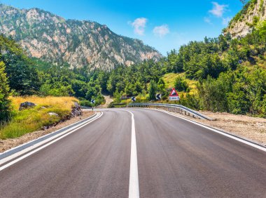 Karadağ 'da viraj yolu