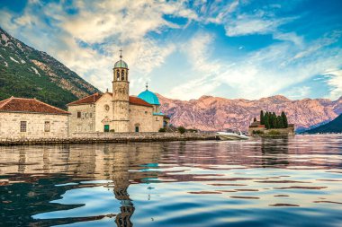 Denizde Kayalıkların Hanımefendisi Kilisesi, Perast yakınlarında bir ada.