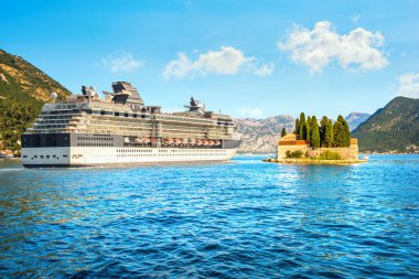 Saint George Adası yakınlarındaki Perast 'ta bir yolcu gemisi.