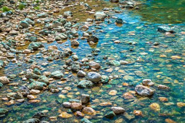 Karadağ 'daki dağlık nehirde şeffaf suyla kayalar