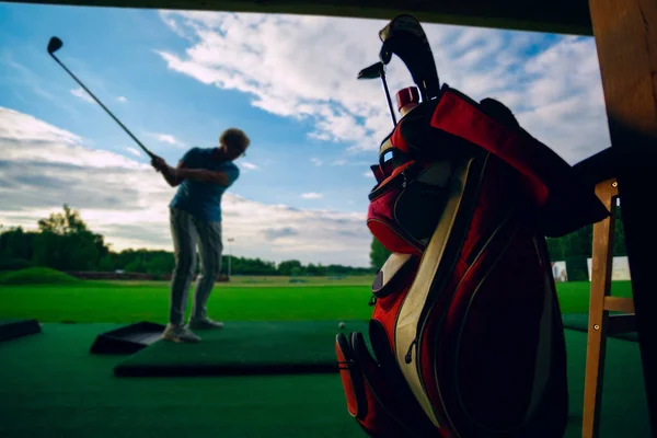 Sac Avec Clubs Golf Équipement Arrière Plan Une Femme Frappe — Photo