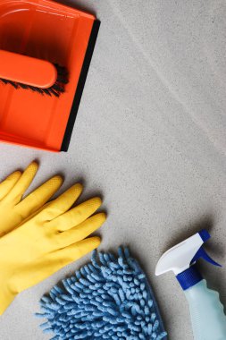 Temizlik ürünleri. Ev temizliği konsepti. Üst Manzara. Tipografi ve logo için uygun bir yer. mermer bir arka planda sarı eldivenler