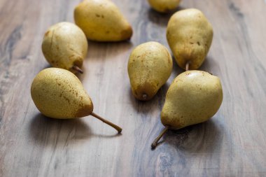 Tahta bir masada armut.