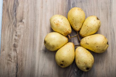 Tahta bir masada armut.