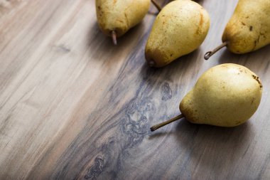 Tahta bir masada armut.