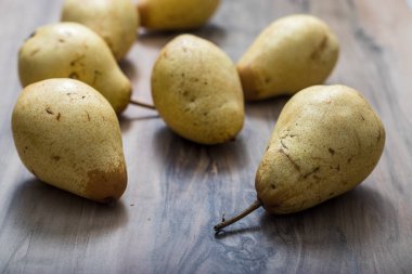 Tahta bir masada armut.