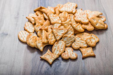 Tahta arka planda krakerler. metin için yer