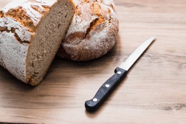 Tahta masada taze ekmek ve metnin için yer var. Ahşap masada taze pişmiş geleneksel ekmek..