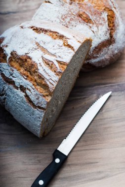 Tahta masada taze ekmek ve metnin için yer var. Ahşap masada taze pişmiş geleneksel ekmek..