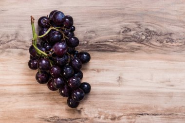 Tahta bir masada üzümler