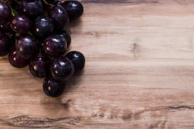 Tahta bir masada üzümler