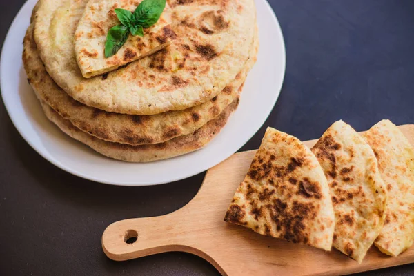 Tortilla Met Aardappelen Pita Chapati Versierd Met Een Blad Basilicum — Stockfoto