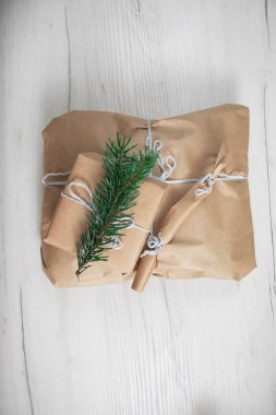 Mavi iplikli hediye kutuları. Lüks yeni yıl hediyesi. Noel hediyesi. Hediye kutulu Noel arkaplanı. Noel kutlaması. en üstteki görünüm